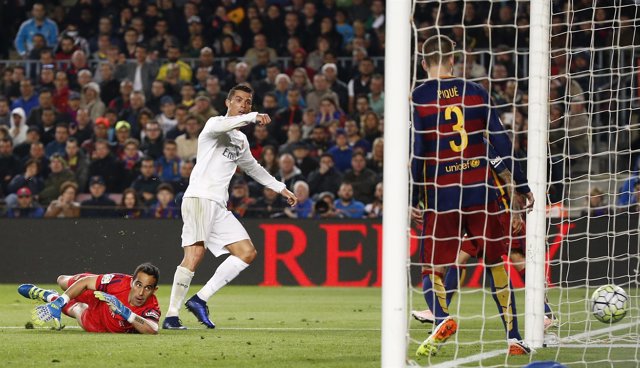 Cristiano Ronaldo, Bravo y Piqué en el Clásico Barcelona - Real Madrid