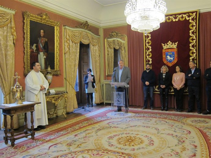 Recepción en el Ayuntamiento de Pamplona al Ángel de Aralar