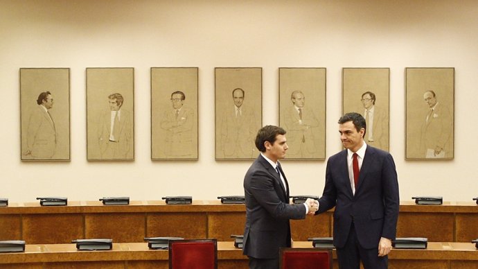 Sánchez y Rivera sellan su acuerdo ante el retrato de 'padres' de Constitución
