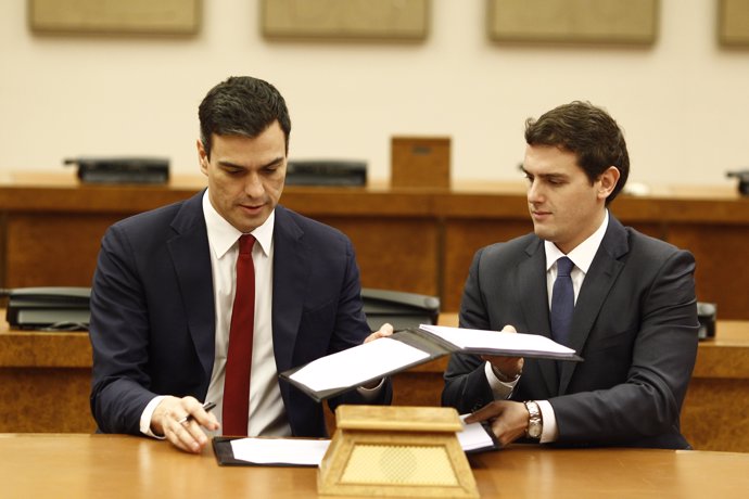 Pedro Sánchez y Rivera firman el acuerdo en el Congreso