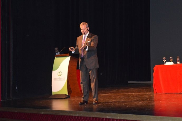 El presidente de Ron Santa Teresa Alberto Vollmer durante su charla