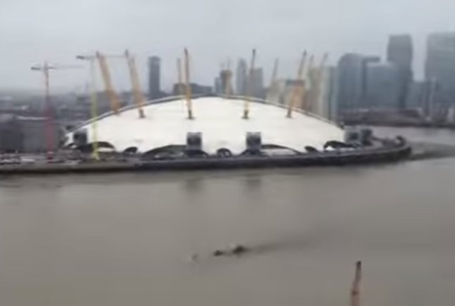 Aparece un objeto extraño en el río Támesis en Londres