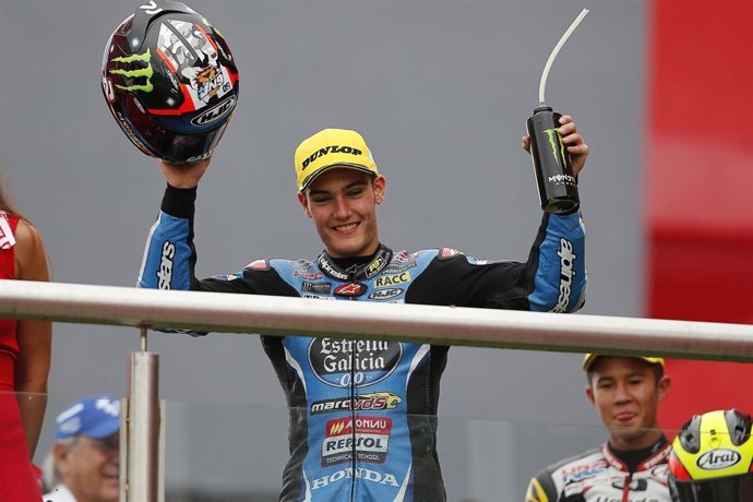 Jorge Navarro subiendo al podium