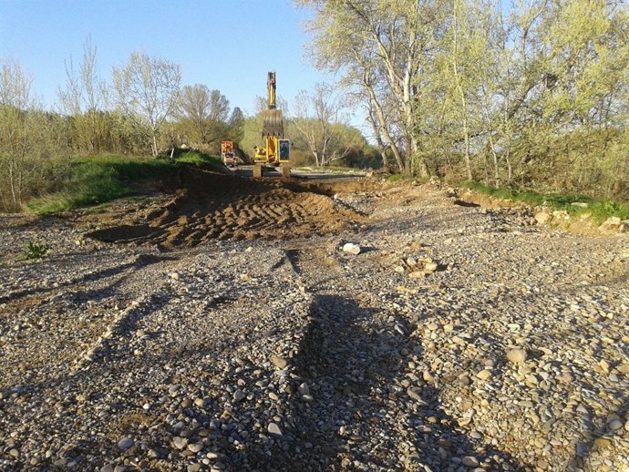 Reparación de la mota de Boquiñeni (Zaragoza) afectada en la riada de marzo