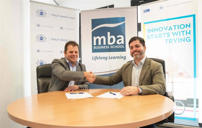 De Izq a dcha: Tamas Szabados, director de PMI Canarias y Daniel Pérez (MBA)