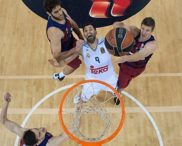 Felipe Reyes y Doellman en el Barcelona - Real Madrid