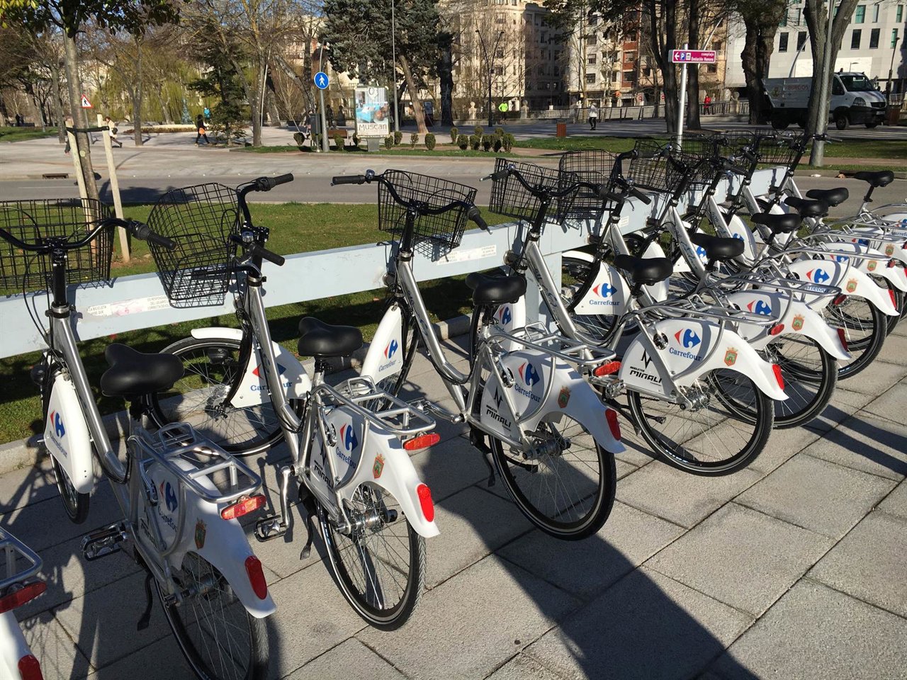 El alcalde presenta renovación del servicio de préstamo de bicicletas.