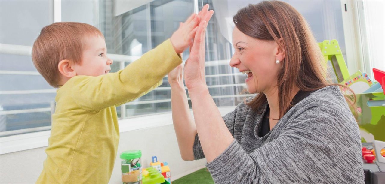 Madre con su hijo en casa