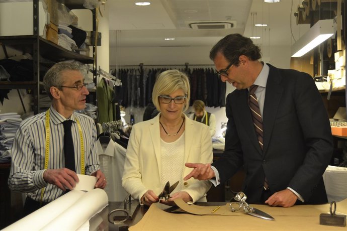 Luis Sans y Núria Pradas en el taller de sastrería de Santa Eulalia
