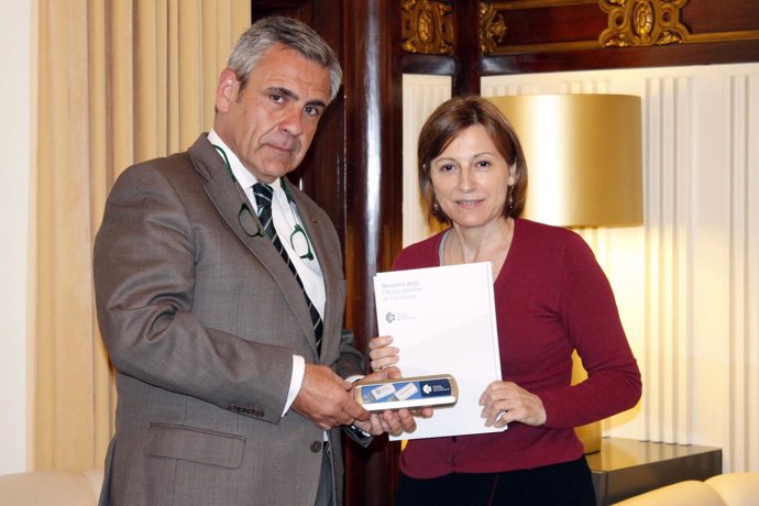 El director de la OAC Daniel de Alfonso y la presidenta del Parlament, Forcadell