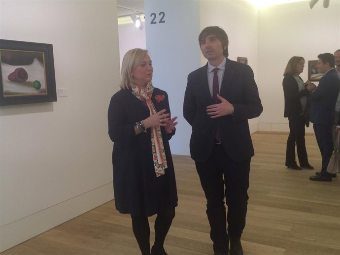 La presidenta del PP, durnate su visita al Bellas Artes.