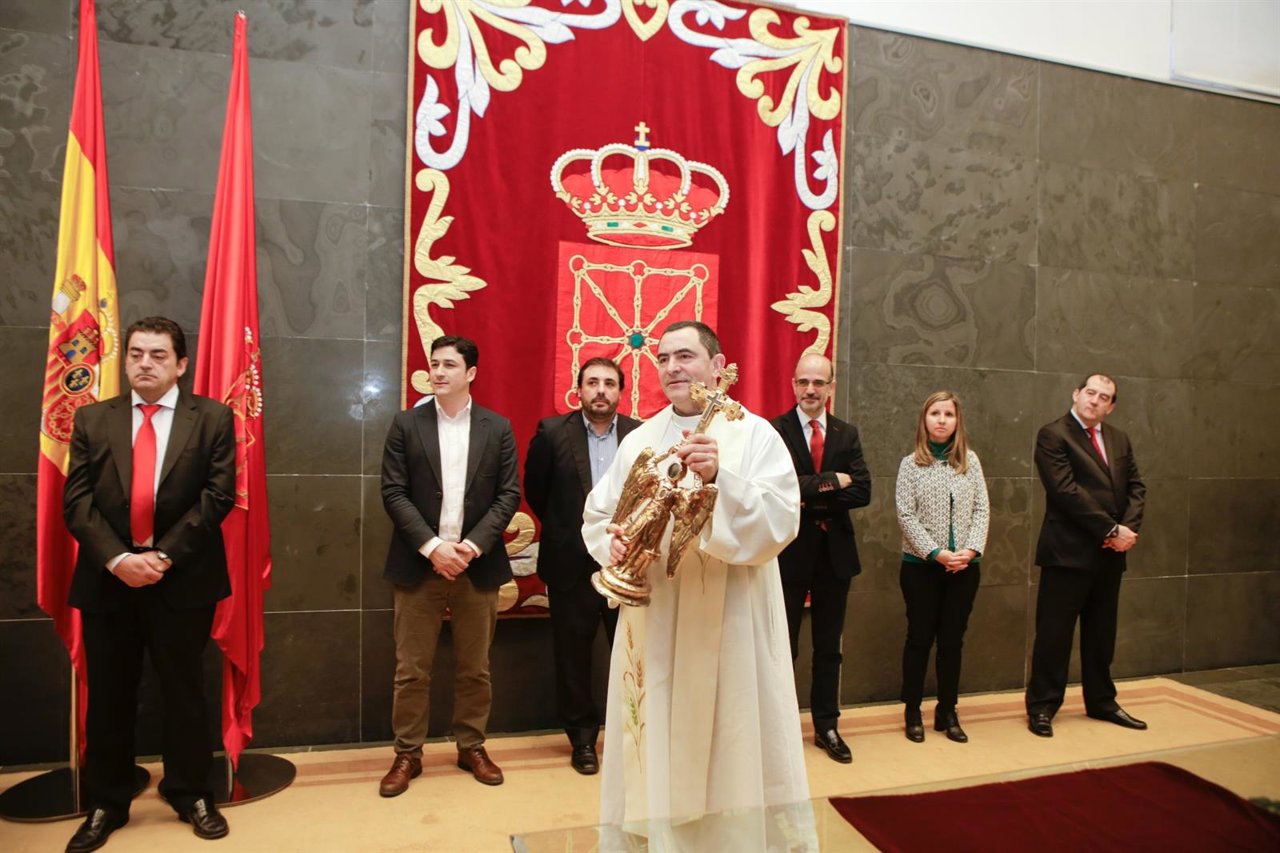 Visita del Ángel de Aralar al Parlamento de Navarra