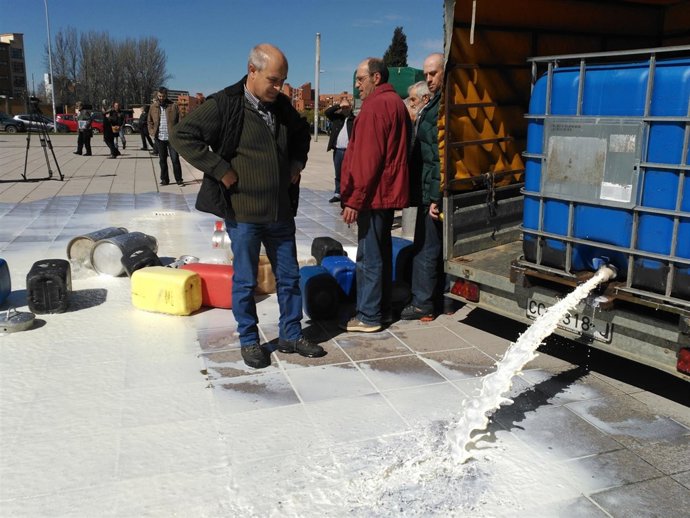 Protesta Frente A La Delegación De La Junta Para Exigir Una Solución Para Los Ga