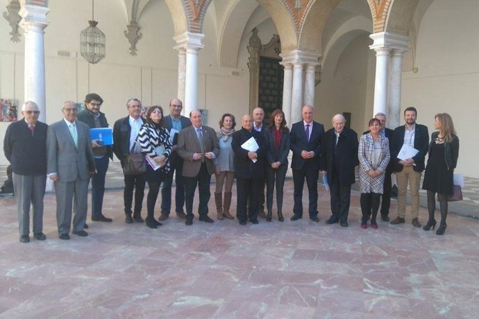 Antonio Ruiz y Felisa Cañete acompañados por representates de las asociaciones
