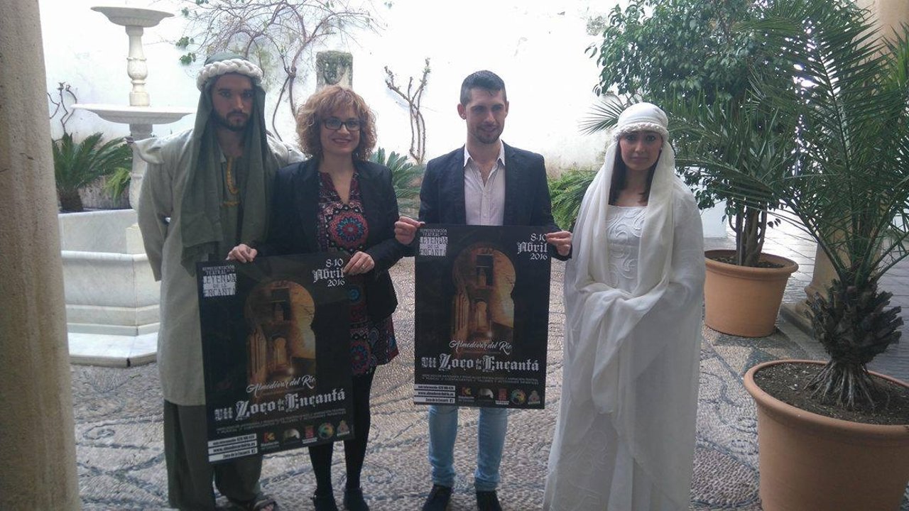 Ruz (centro) presenta el evento junto a Cobos y actores