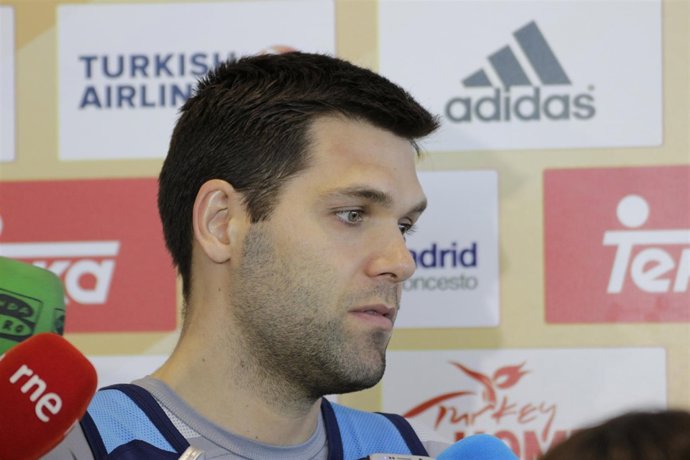 Felipe Reyes atiende a los medios