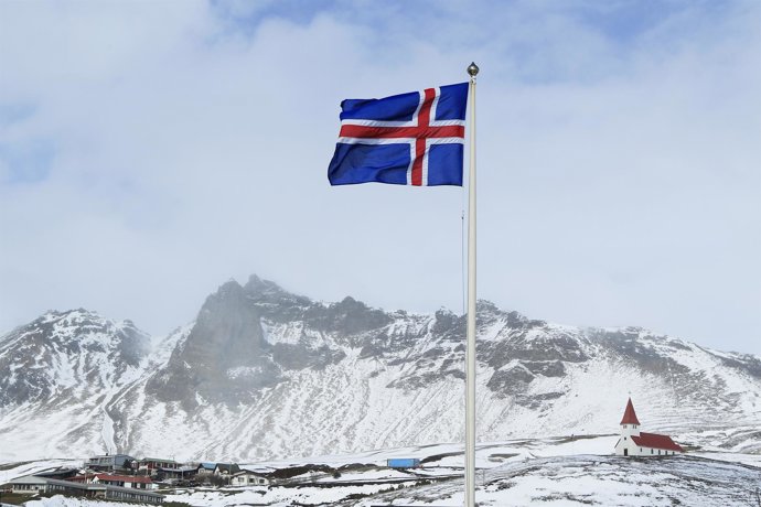 Bandera de Islandia ondea en la localidad de Vik