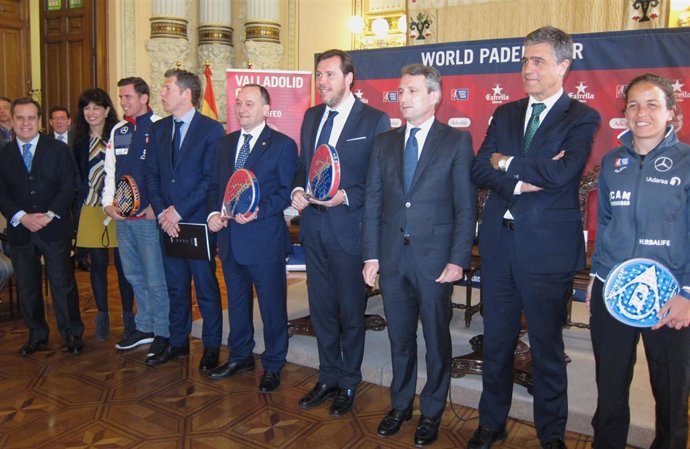 Presentación de la cita del World Padel Tour en la Plaza Mayor de Valladolid