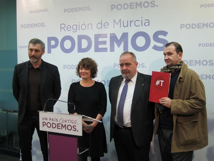 Diputados de Podemos posan con el decano del Colegio de Abogados de Cartagena