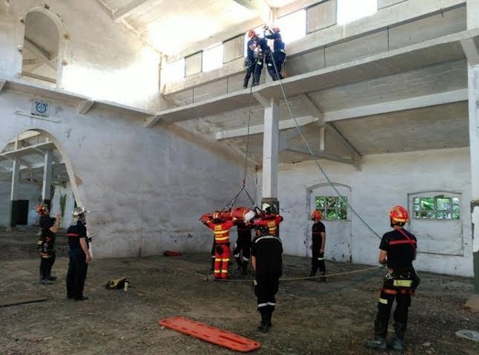 Un grupo de bomberos participan en el simulacro de terremoto