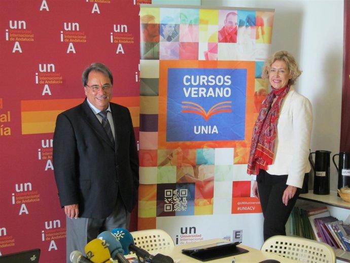 Eugenio Domínguez Vilches y Dolores Oliver, en la presentación