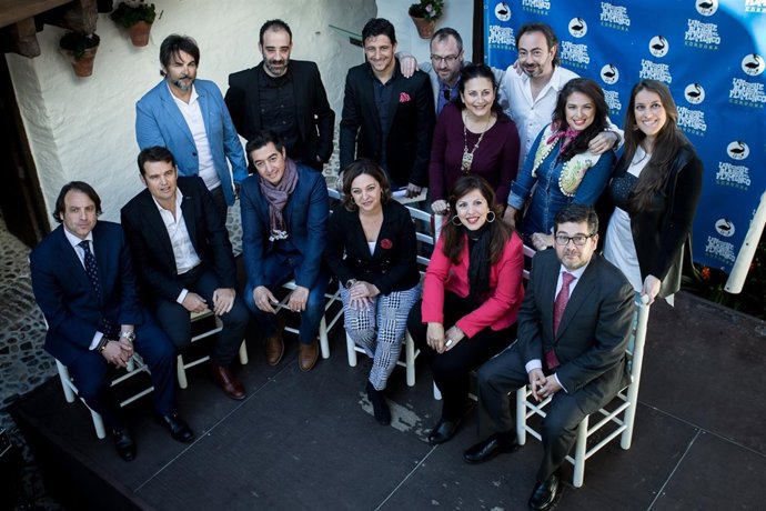 Ambrosio (centro) con el resto de autoridades y los artistas