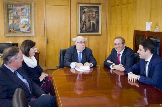 Sota se reúne con representantes de Caixabank