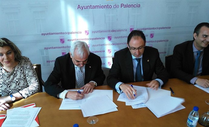 Firma del convenio de colaboración entre Cruz Roja y Ayuntamiento de Palencia