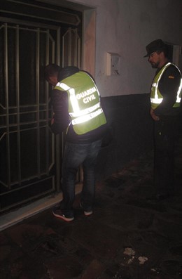 Guardia Civil examinando una de las viviendas robadas