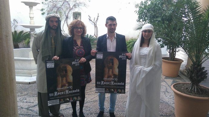 Ruz (centro) presenta el evento junto a Cobos y actores