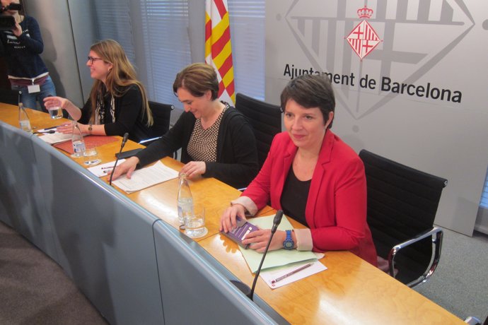 Ada Colau (alcaldesa de Barcelona) Laia Ortiz, Janet Sanz (tenientes de alcalde)