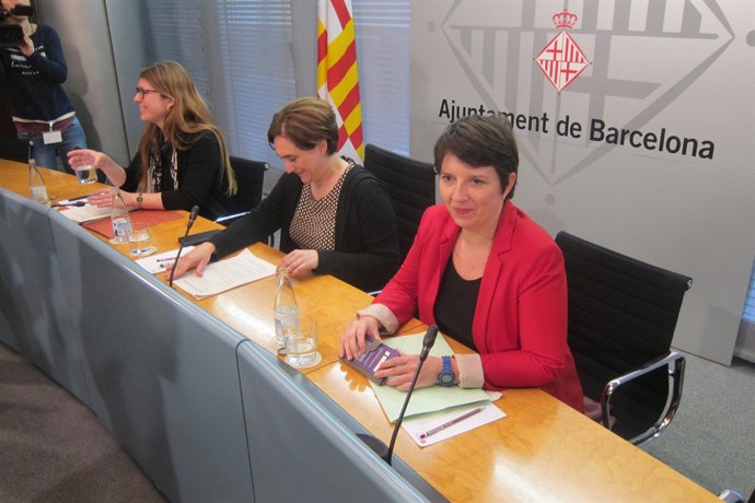 Ada Colau (alcaldesa de Barcelona) Laia Ortiz, Janet Sanz (tenientes de alcalde)