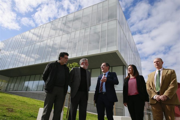 Visita al nuevo edificio de la Escuela de Adultos Caligrama