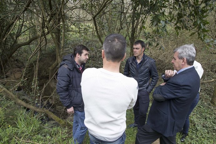 De la Sierra inspecciona en Ruesga el estado de limpieza de los ríos