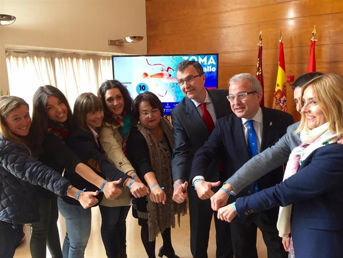 El alcalde y los concejales, entre otros