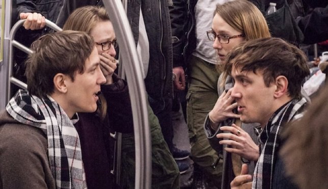 Viajar en el tiempo, la broma viral que cuatro pares de gemelos han hecho triunf