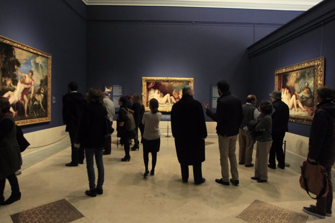 Público en el museo del Padro admirando la exposición de Tiziano.