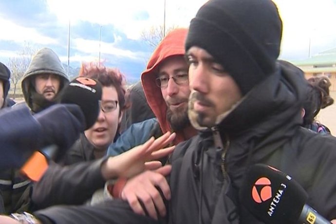 Los titiriteros salen de la cárcel arropados por amigos