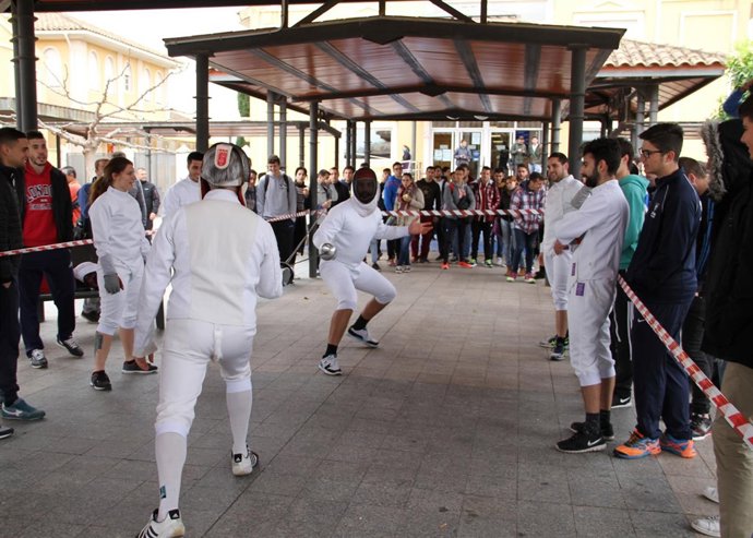 Una demostración de esgrima en la UCAM