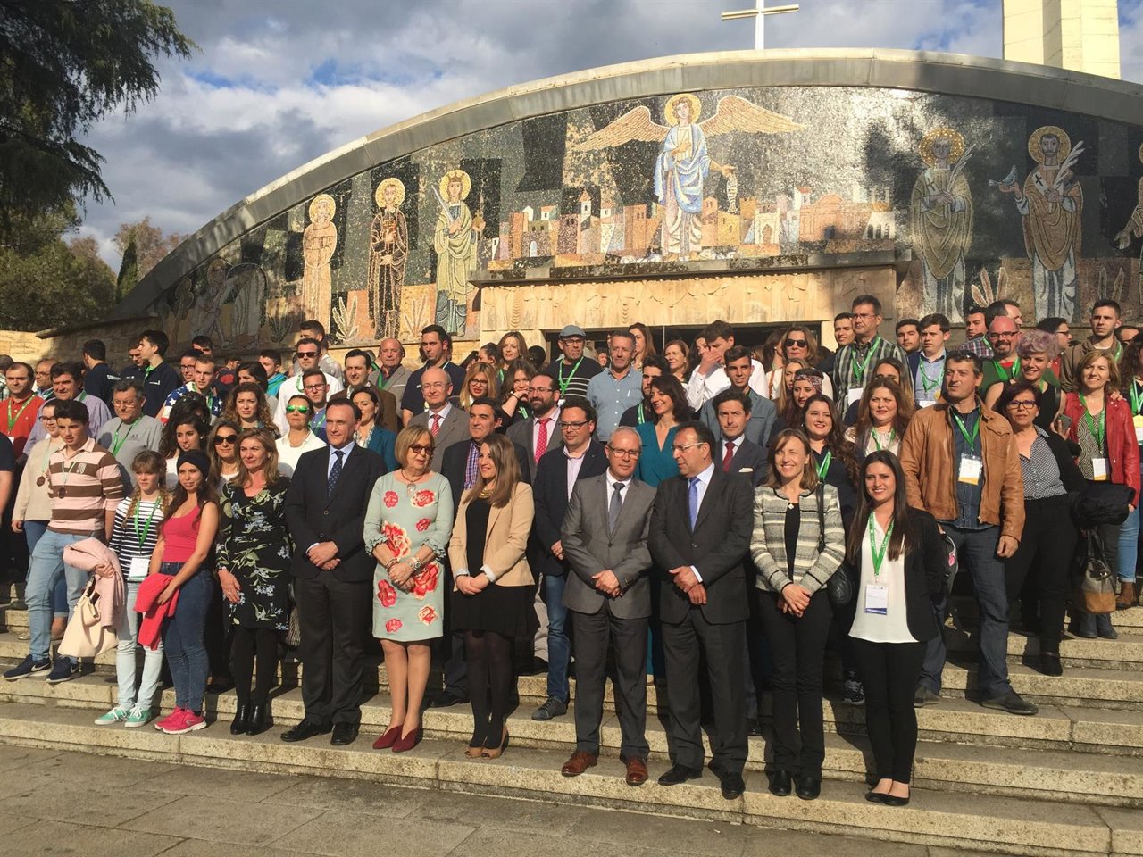 La consejera (centro) con autoridades y los ganadores del AndalucíaSkills 