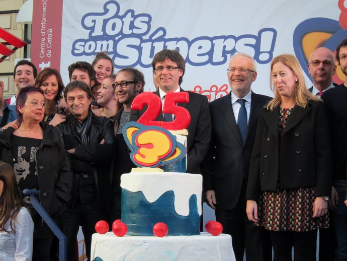 Inauguración de la exposición 'Tots som súpers!' con el pte.C.Puigdemont