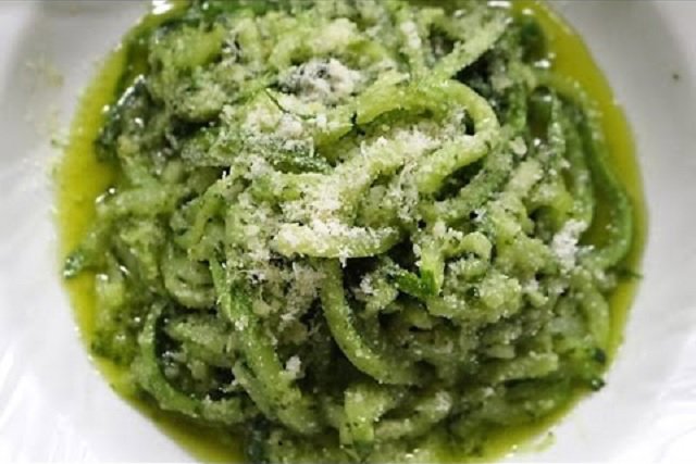 espaguetis pesto