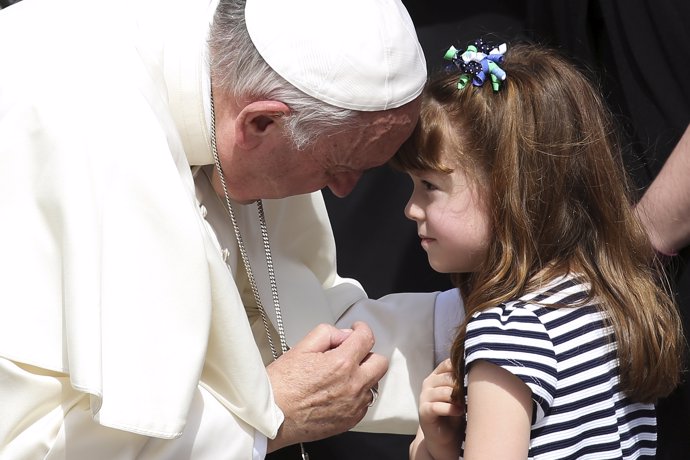 Pope Francis speaks to Elizabeth 'Lizzy' Myers from Ohio, U.S. At the end of the