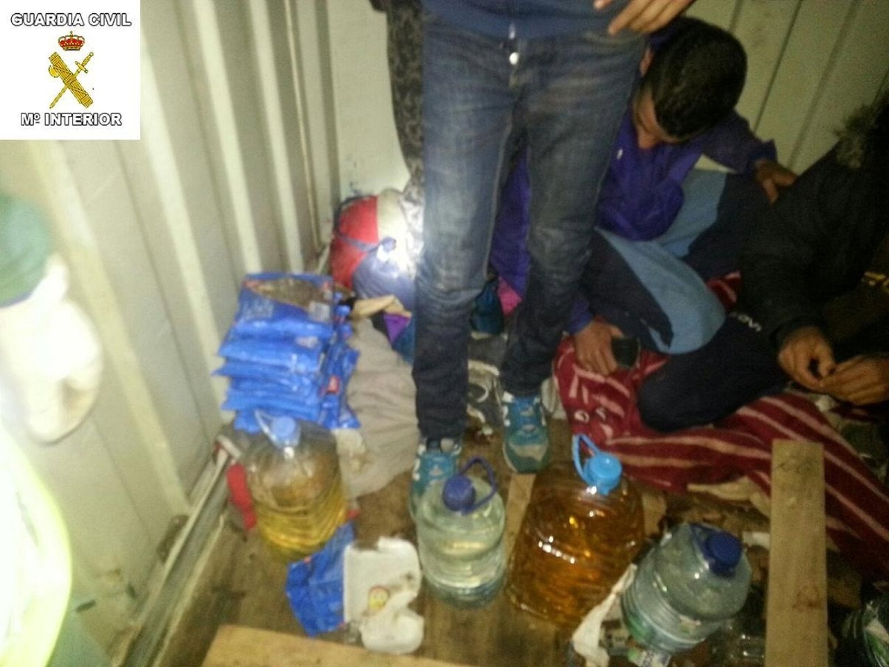 Inmigrantes descubiertos en un doble fondo en Melilla