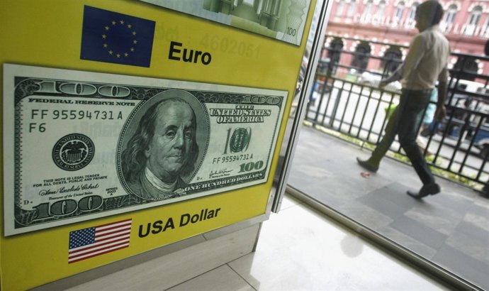 El dólar cayó el jueves desde un máximo de siete semanas contra el yen pero regi