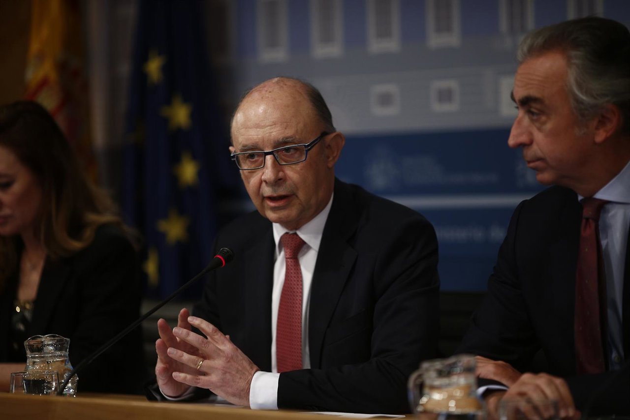 Cristóbal Montoro presenta el déficit del 2015