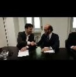 Foto González Poncela y Cardelús se estrechan la mano