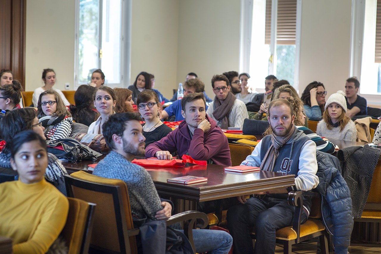 Estudiantes Erasmus en la Complutense durante un acto de bienvenida
