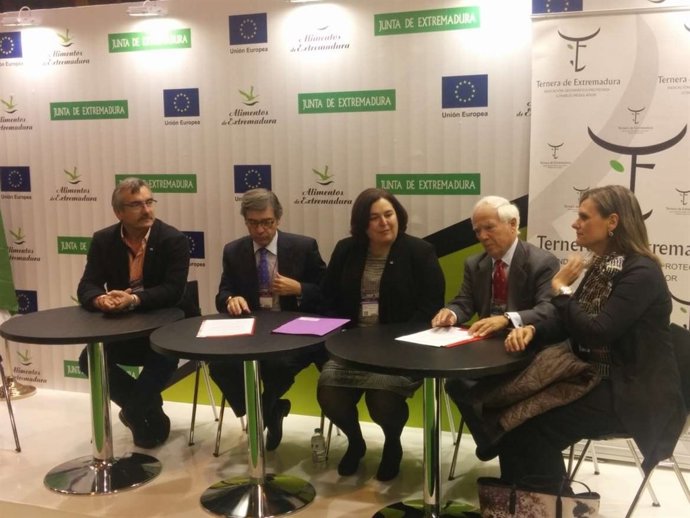 Firma convenio Ternera de Extremadura y Alcampo