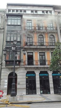 Bomberos sofocan un incendio en un edificio en la calle Uría de Oviedo